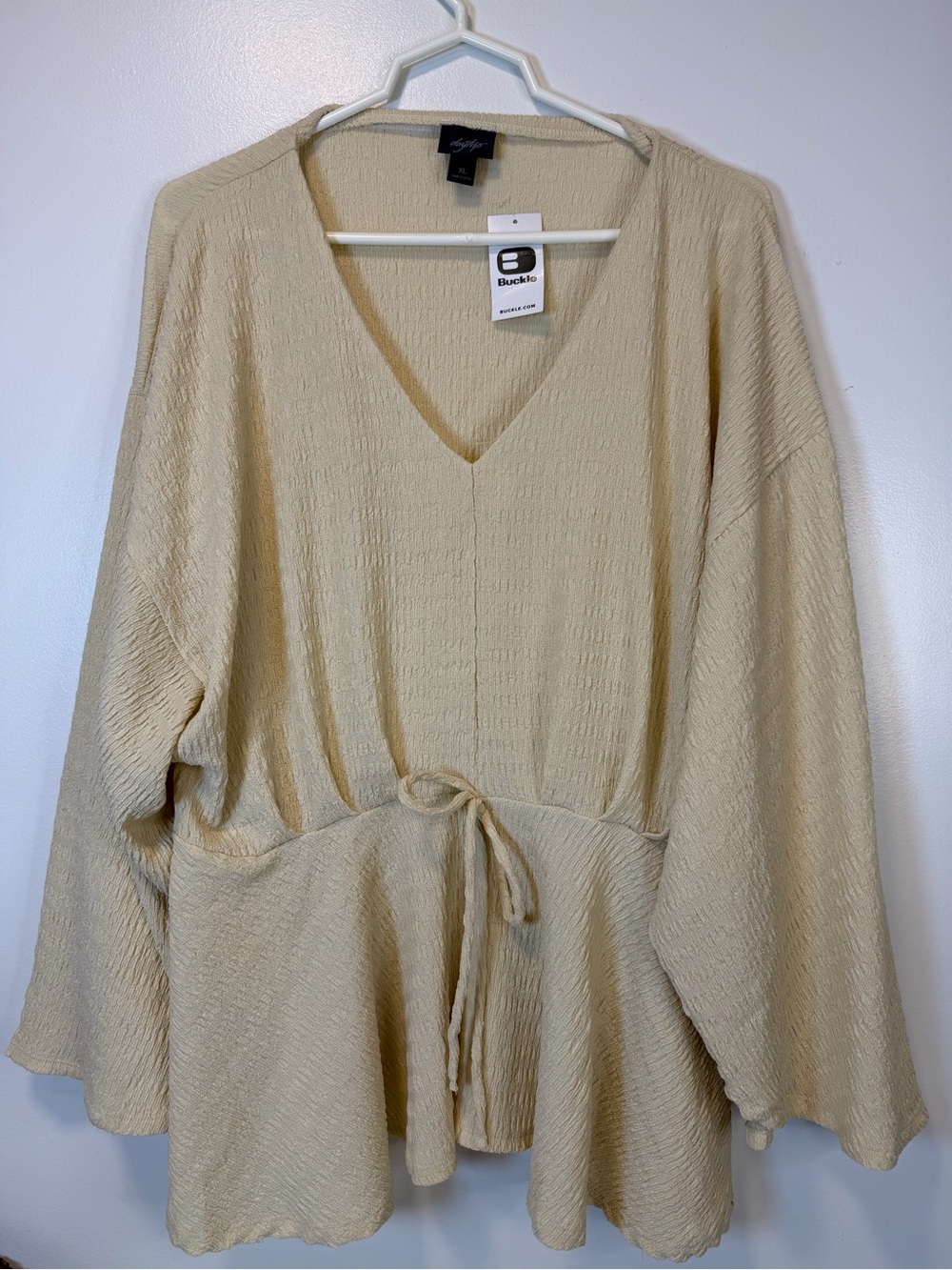 Daytrip Buckle Cream Textured V-Neck Textured‎ Peplum Top Women’s XL